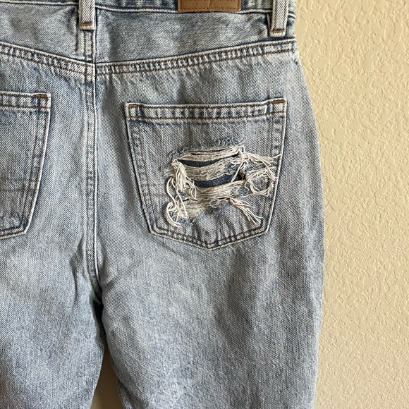 American Eagle Mom Jean Distressed - Picture 1 of 2
